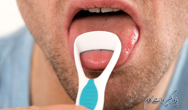 تمیز کردن زبان برای رفع بوی بد دهان