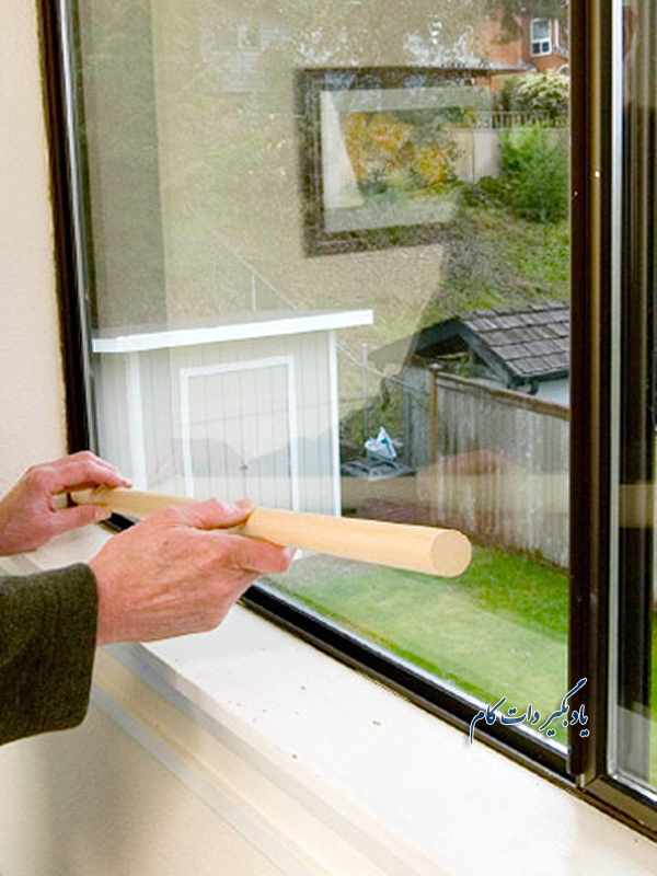 استفاده از میله چوبی برای ایمن سازی پنجره های کشویی