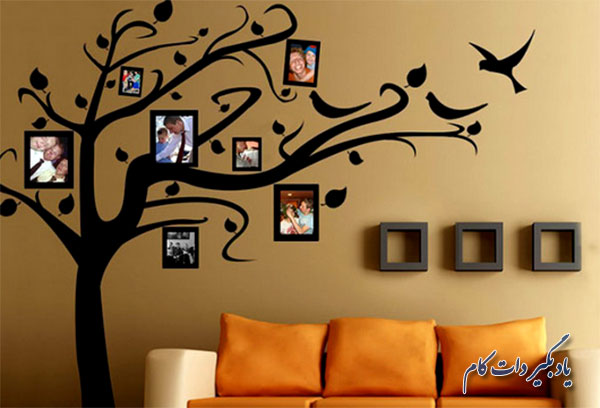 عکس های خانوادگی روی درختی بر دیوار