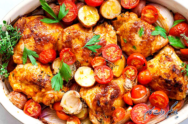 خوراک مرغ و سبزیجات با سس قرمز