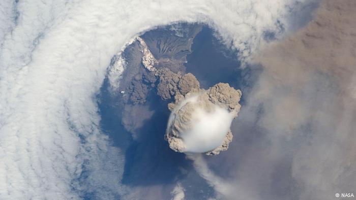 عکس آتشفشان از فضا