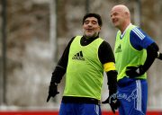 رئیس فیفا در یک بازی خیریه همبازی مارادونا شد