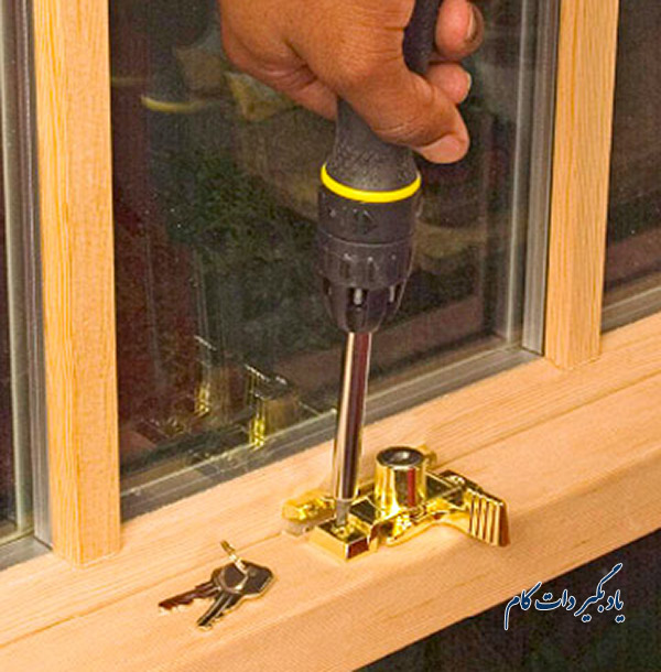 قفل مناسب پنجره های کشویی عمودی دو جداره: قفل کلید دار