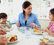 چرا هنگام صرف غذا با خانواده و دوستان باید گوشی را کنار گذاشت؟