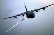هواپیمای ای سی 130 با سلاح های غول پیکر در حال شلیک